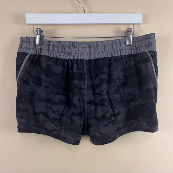 Vuori Clementine Shorts - Picture 2 of 3